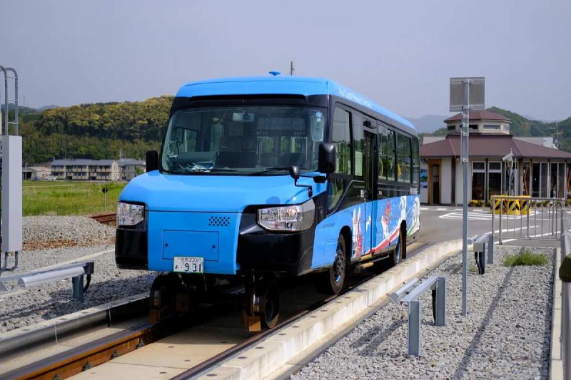 Desde Japón, un autobús híbrido que se transforma en tren.