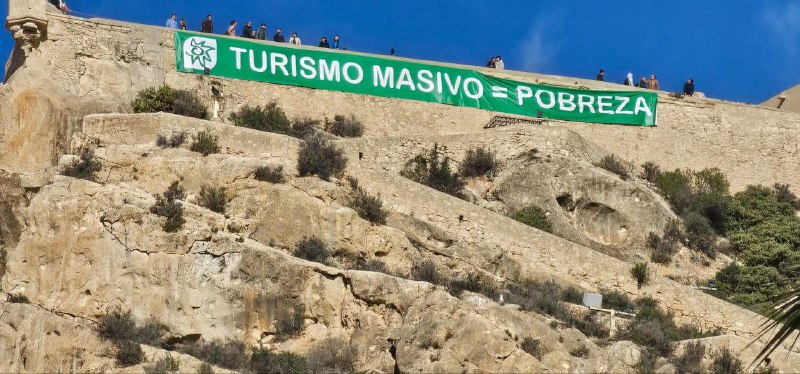 Una pancarta gigante viste Alicante con …