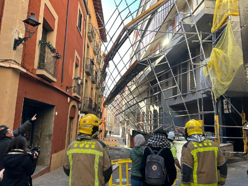 Cau una bastida d’obra mentre l’estaven …