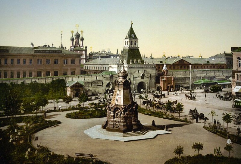 *Сани везли их к центру Первопрестольной. …