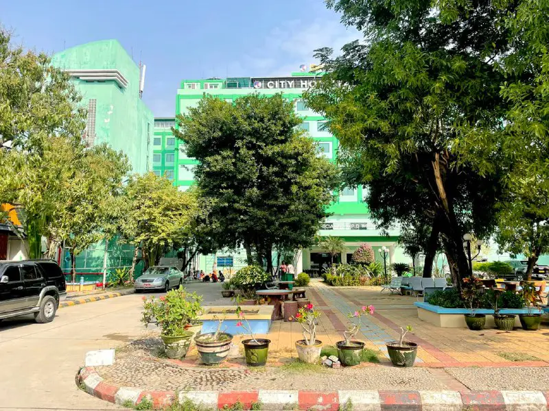 မန္တလေးမြို့တွင် တစ်နှစ်ကျော်ကြာ ပိတ်သိမ်းထားသည့် ပုဂ္ဂလိကဆေးရုံနှစ်ရုံ ပြန်လည်ဖွင့်လှစ်