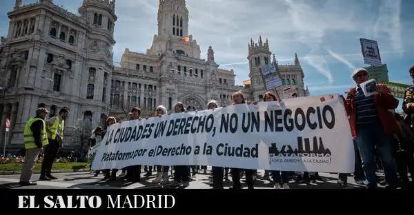 ***🙅‍♀******🙅🏽***Decenas de colectivos y organizaciones sociales, vecinales y medioambientales se plantan frente al Ayuntamiento de Madrid para exigirle al alcalde …