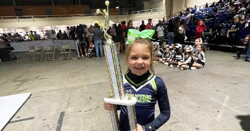 An 8-year-old cheerleader made a brave decision when her team didn’t show up for a competition, surprising herself and her …