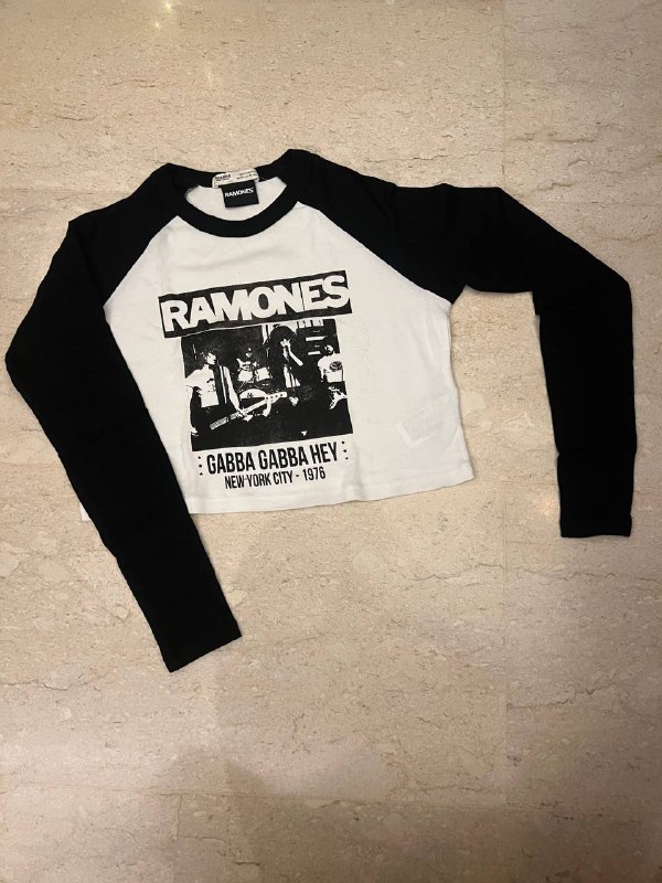 **pull&amp;bear ramones top**