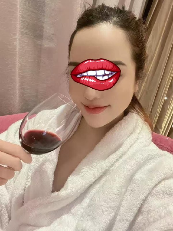 本人女35岁，从19年开始性欲特别强，每天都幻想着有人来草我，开始加附近的人，和不同的男人做爱，我和男朋友不住在一起，每周可以和男朋友在一起两到三天，其他时间都会有不同男人来操我，开始男朋友不知道，后面男朋友知道了，他不舍得离开我，他说我在床上很淫荡，喜欢让我和不同的人做爱，体验不一样的感觉，有天我告诉他，我要决定去非洲做妓女，他听了很兴奋，要让我把所有的洞都给他操一边，每天视频让我告诉他，告诉他我别人做爱的感觉，我很无奈，但是又碰到这样变态的男友，他说我去做妓女一年时间能不能和1000和黑人做爱，回来骚逼会不会把拳头放进去，说的我脸都红了，我告诉他争取每天都和3个以上的做爱，才能满足我的性欲，尝试更多的大鸡把来操我，喜欢和不同的人做爱，甚至会看欧美群交，想着几个黑人来操我