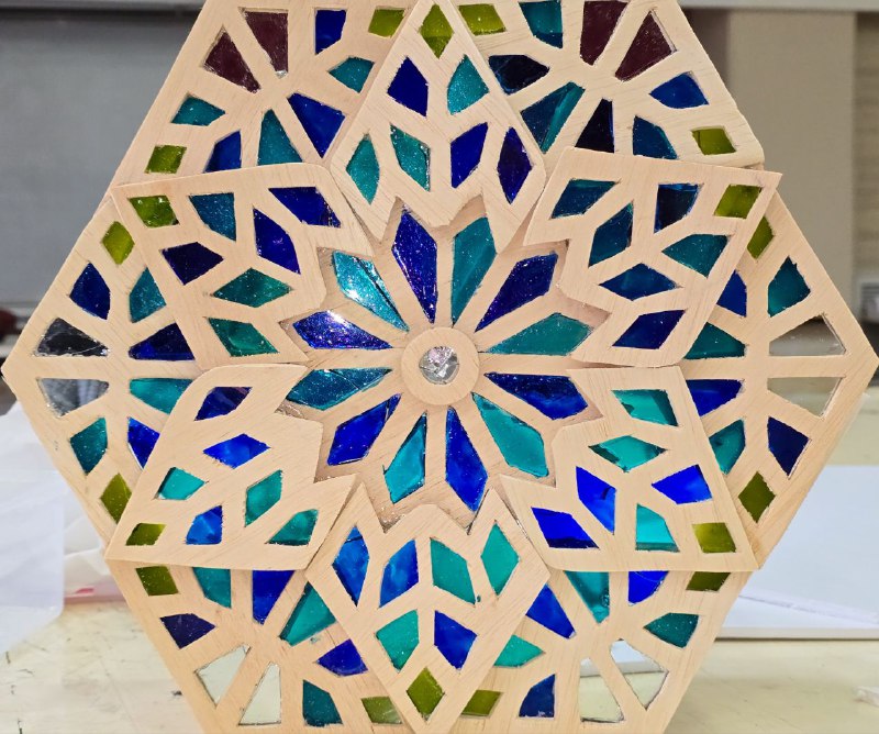 گره‌چینی با چوب، شیشه و آینه