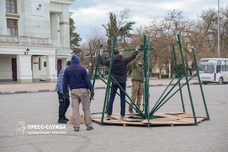 ***📸***ФОТОФАКТ: На Театральной площади начался монтаж …