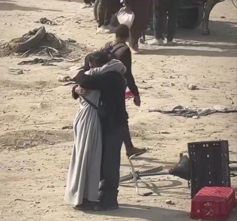 العناق: