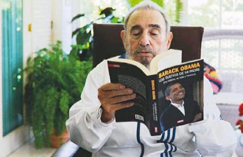 ***📸***[#FidelCastro](?q=%23FidelCastro) leyendo un libro de Barack …