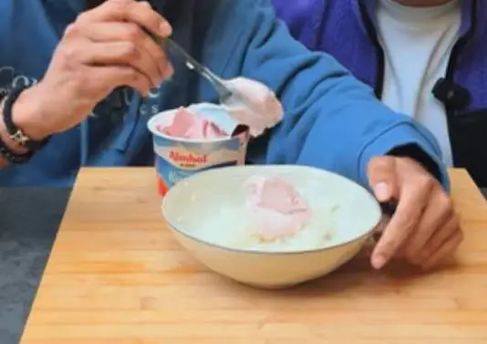 Strawberry yogurt on rice