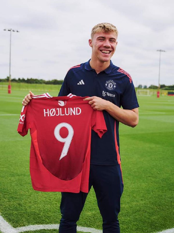 OFFICIEL ! Rasmus Hojlund récupère le …