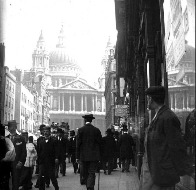 London commuters by St Paul cathedral …