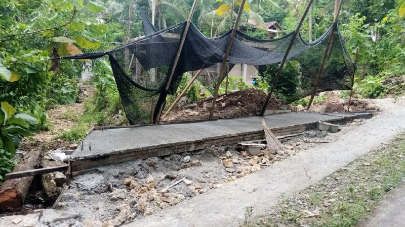 Jembatan menuju ke Madrasah Imam Al …