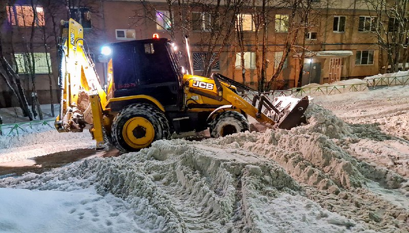 Уборка снега на придомовой территории в …