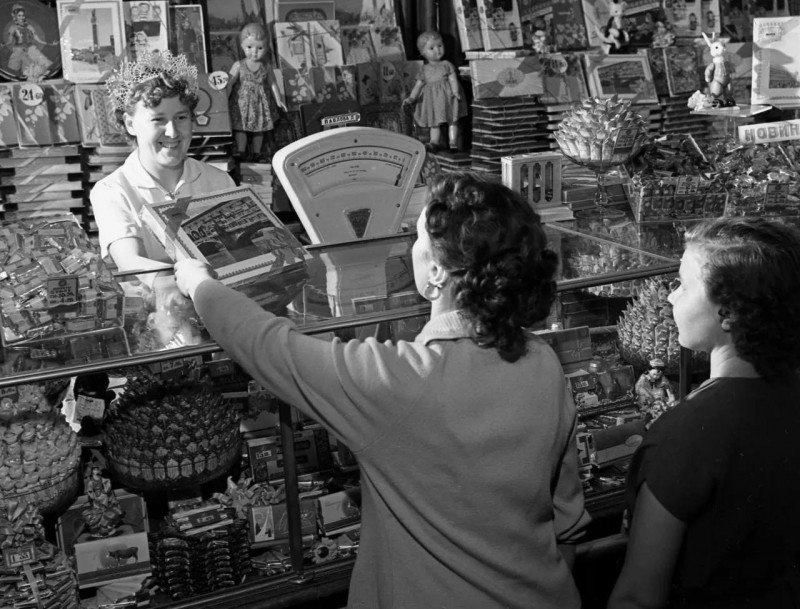 В кондитерском магазине, Москва, СССР, 1960 …