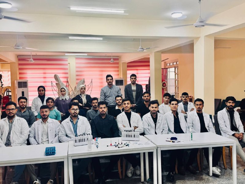 طلاب الجامعة الوطنية قسم التحليلات المرضية.