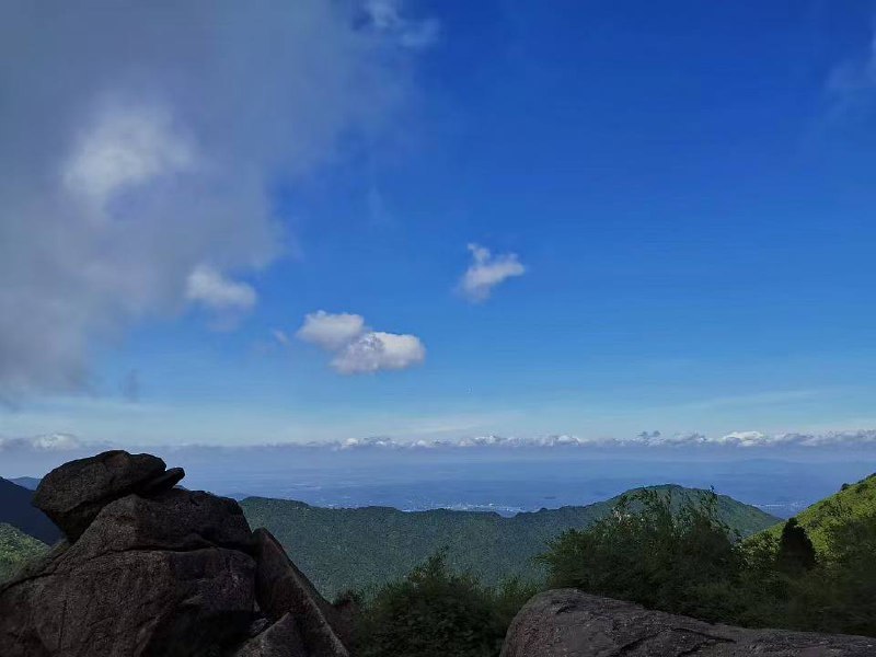 不管你有多么真诚，遇到怀疑你的人，你就是谎言。不管你有多么单纯，遇到复杂的人，你就是有心计。不管你多么专业，遇到不懂的人，你就是空白。所以，关键不是你不够好，而是你没有遇对人。别太在乎别人的评价，懂你的、不用解释，不懂你的，不需要解释，做好自己。