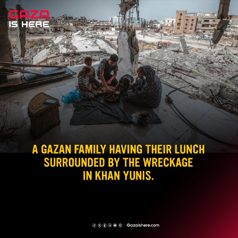 A Gazan family having their lunch …