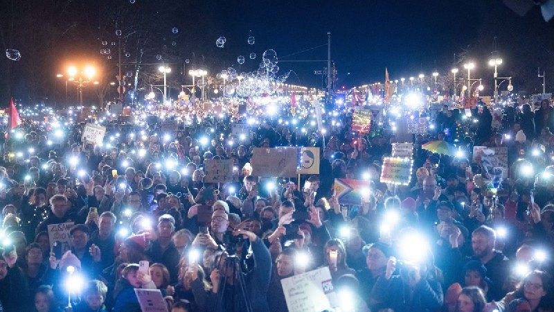 "Auf den „Anti-Rechts-Demos“ wird eindringlich für …