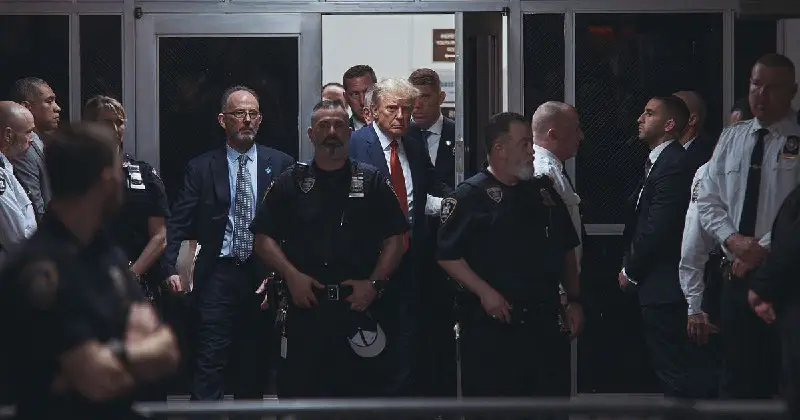 ***❗*****Дональд Трамп под** [**арестом**](https://nymag.com/intelligencer/2023/04/trump-indictment-the-first-photos-under-arrest.html)