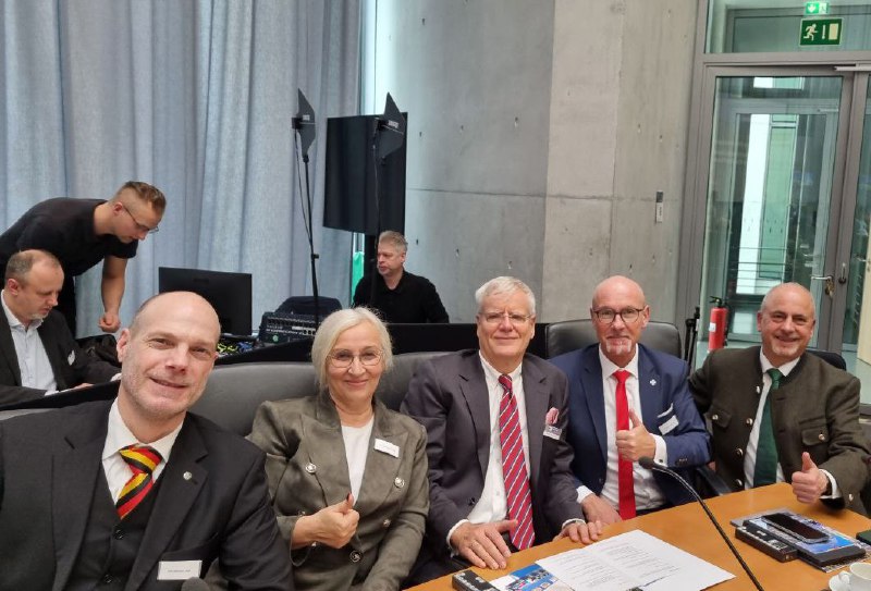 Unsere neue, auf fünf Abgeordnete stark …