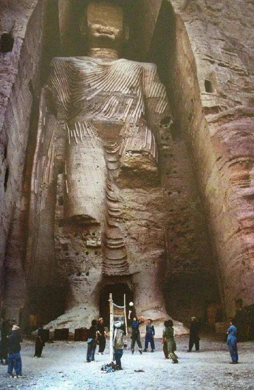 **Eine Buddha-Statue in Afghanistan vor ihrer …