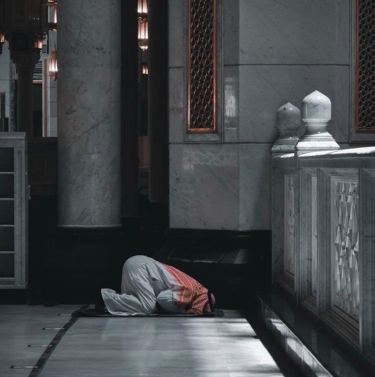 ‏"أويتُ لله قبل الفجر في ثقةٍ