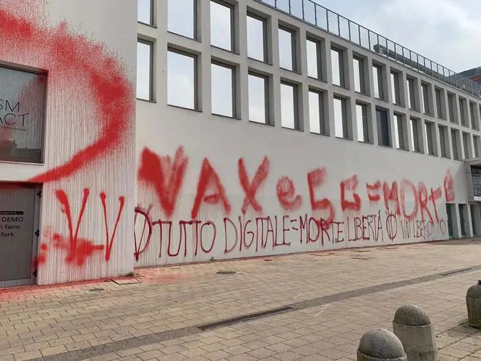 (ANSA) - PADOVA, 09 APR - Scritte no-vax con vernice rossa sono comparse stamani **sui muri della sede di Smact …