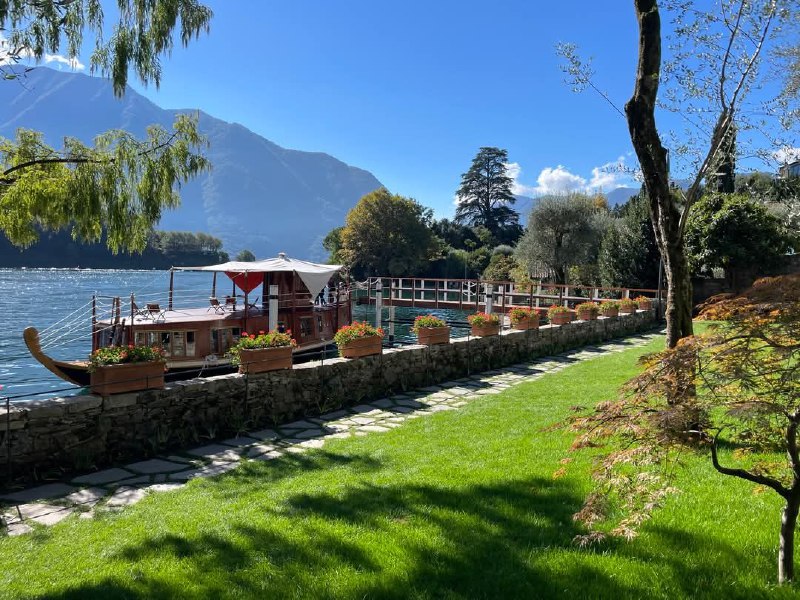 La Velarca è una houseboat sul …