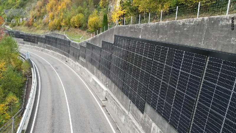 **Schweiz: Vertikale Solaranlage an Umgehungsstraße installiert**[#Solarenergie](?q=%23Solarenergie) [#SmartMeter](?q=%23SmartMeter)