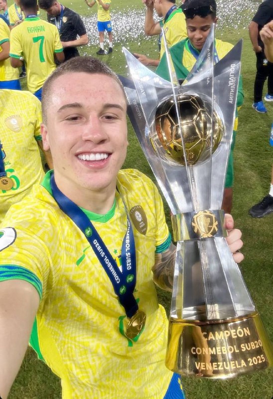 Igor Serrote com o troféu do …