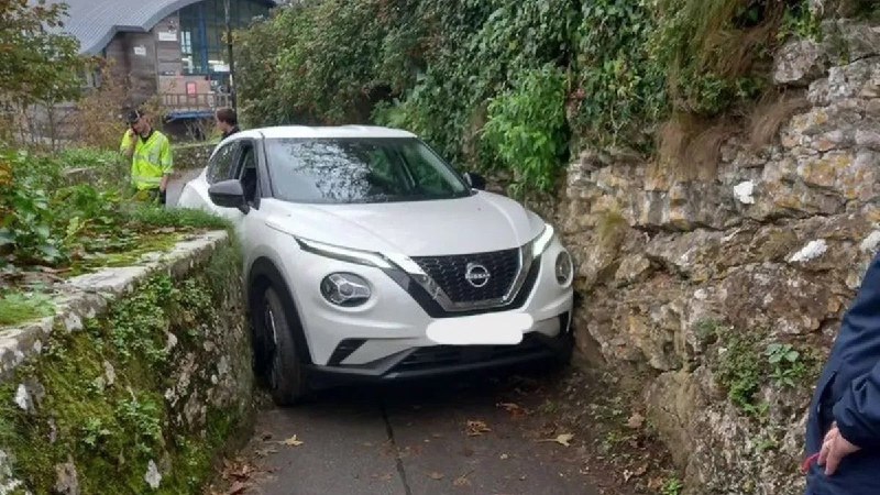 Nissan Juke, водитель которого поверил навигатору, …