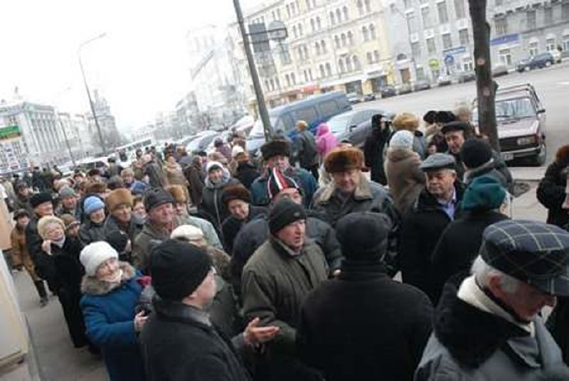 **11.01.2008, Харків.**Літні харків'яни чекають на "юліну …