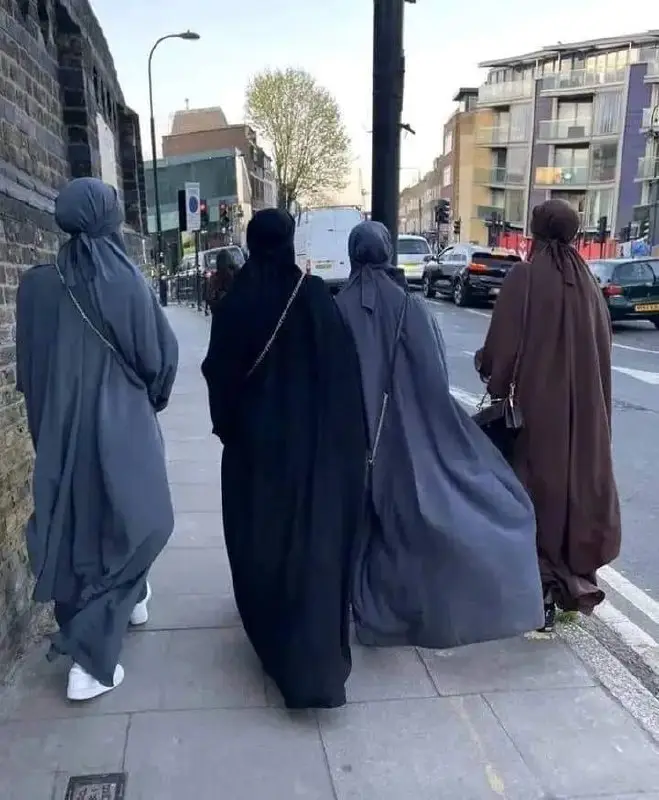 سألوها: لما الفضفاض فأجابت: سحقا للاناقة …