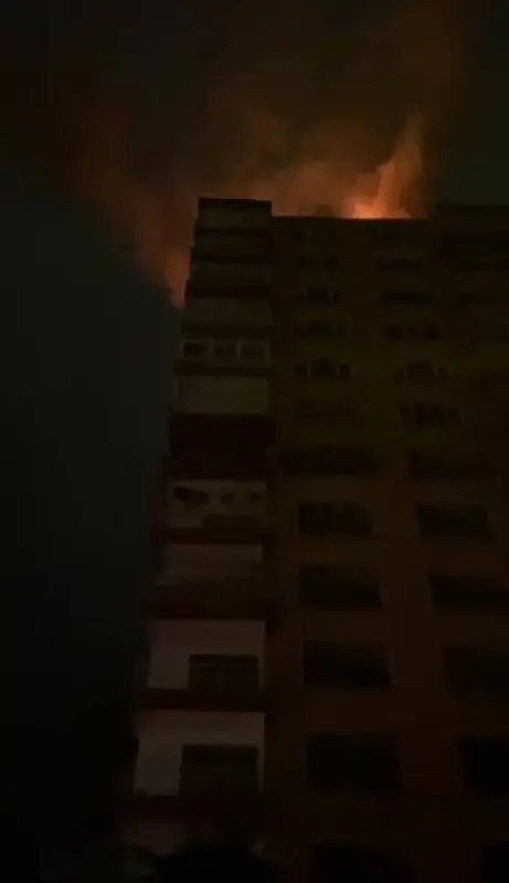 Kadıköy’de bir apartmanın çatısına yıldırım düştü.