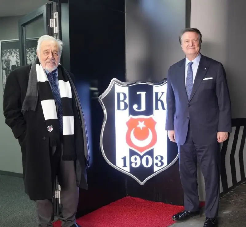 İlber Ortaylı, Beşiktaş kulübünü ziyaret etti.