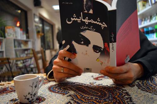• بزرگ‌علوی در چشمهایش :