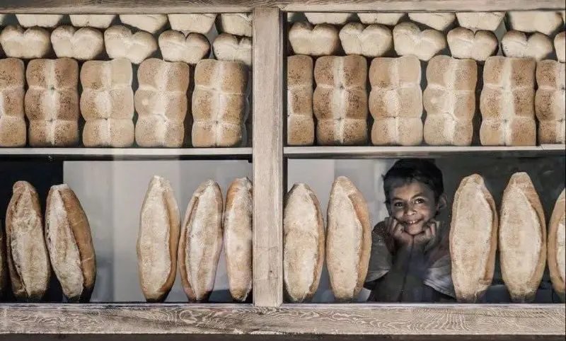 ‏الابتسامةُ تُضيفُ جمالا للمكان