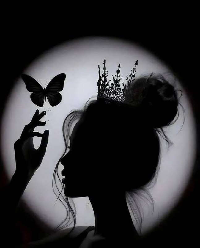 ذَات رُوحٍ نـرجـسِـيّـة وَأفـكَـار وَرديّـة نُـصـفَـهـا …