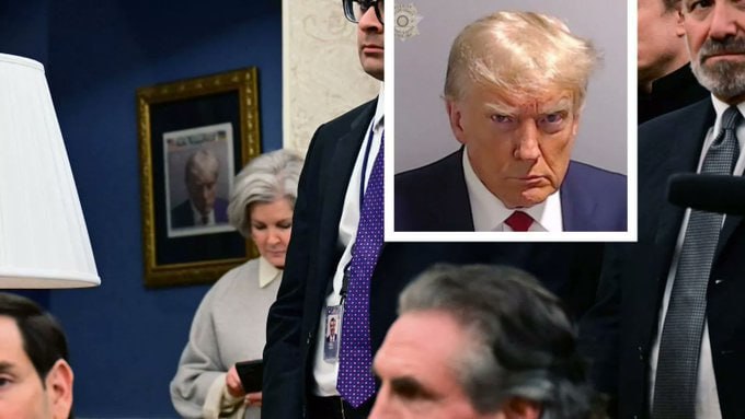 **Donald Trump hängt Fahndungsfoto vor dem …