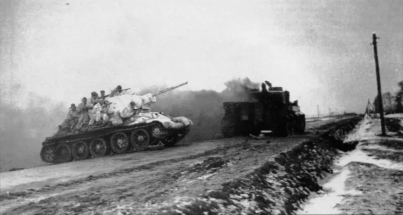 Cоветский танк Т-34 с десантом пересекает …