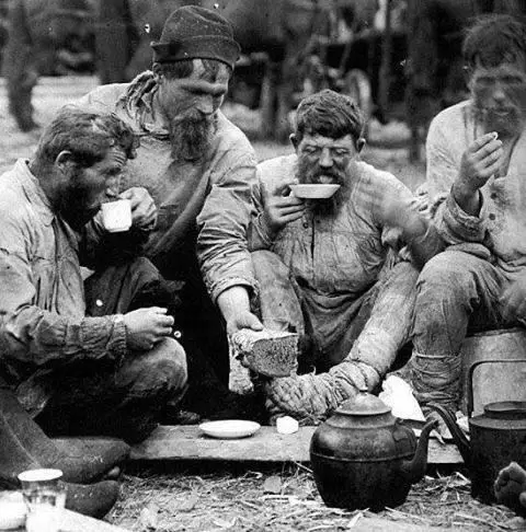 Русские крестьяне пьют чай, 1911 год.