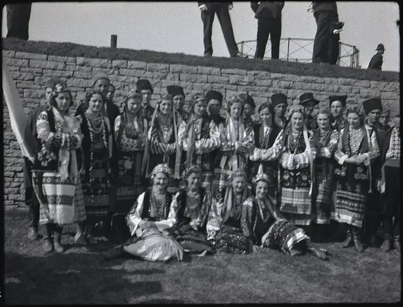 Група українців-канадців на святкуванні.