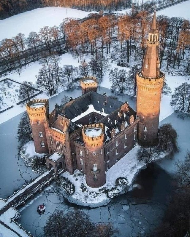 **Замок Мойланд (Schloss Moyland), Германия**