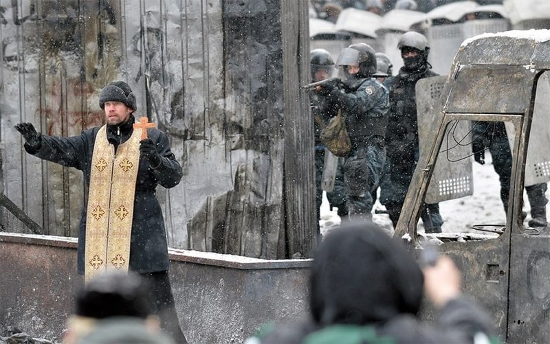 A priest tries to prevent clashes …