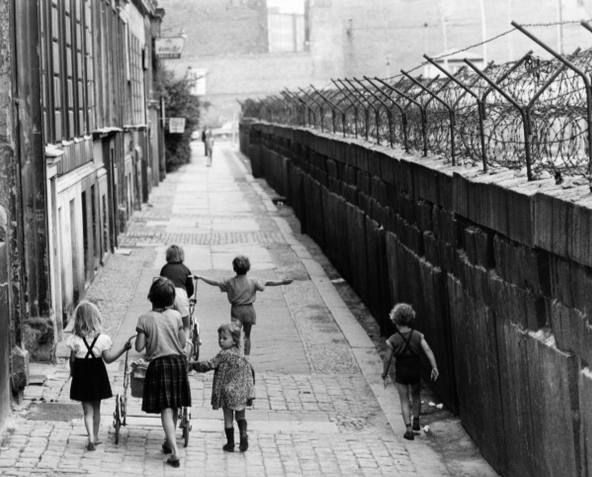 ***🇩🇪*** Children walking by the Berlin …