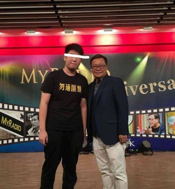 曾居於北倫敦、現居於威爾斯之 [#黃右彰](?q=%23%E9%BB%83%E5%8F%B3%E5%BD%B0) （Johnny Wong），自稱參與過2019年之社會運動。