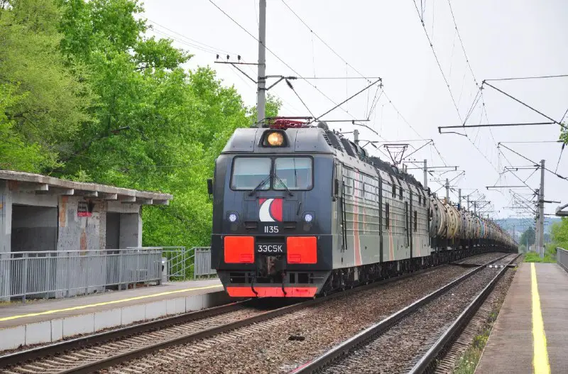 Электровоз 3ЭС5К-1135 с грузовым поездом, перегон …