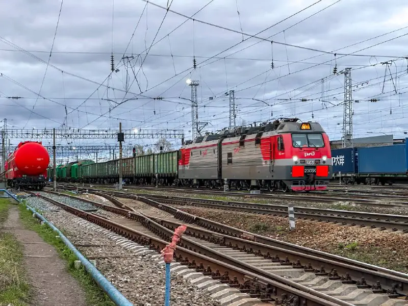 Электровоз 2ЭС5К-463 с грузовым поездом на …