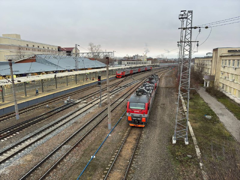 Электропоезд ЭД9Э и электровозы ЭП1М на …